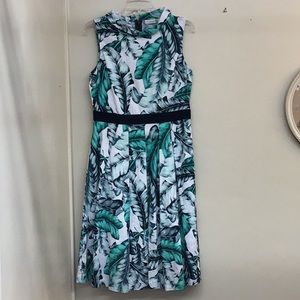 Sleeveless dress with tropical leaf patterned